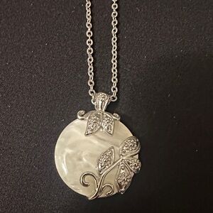 Elegant Silver Leaf Pendant Necklace